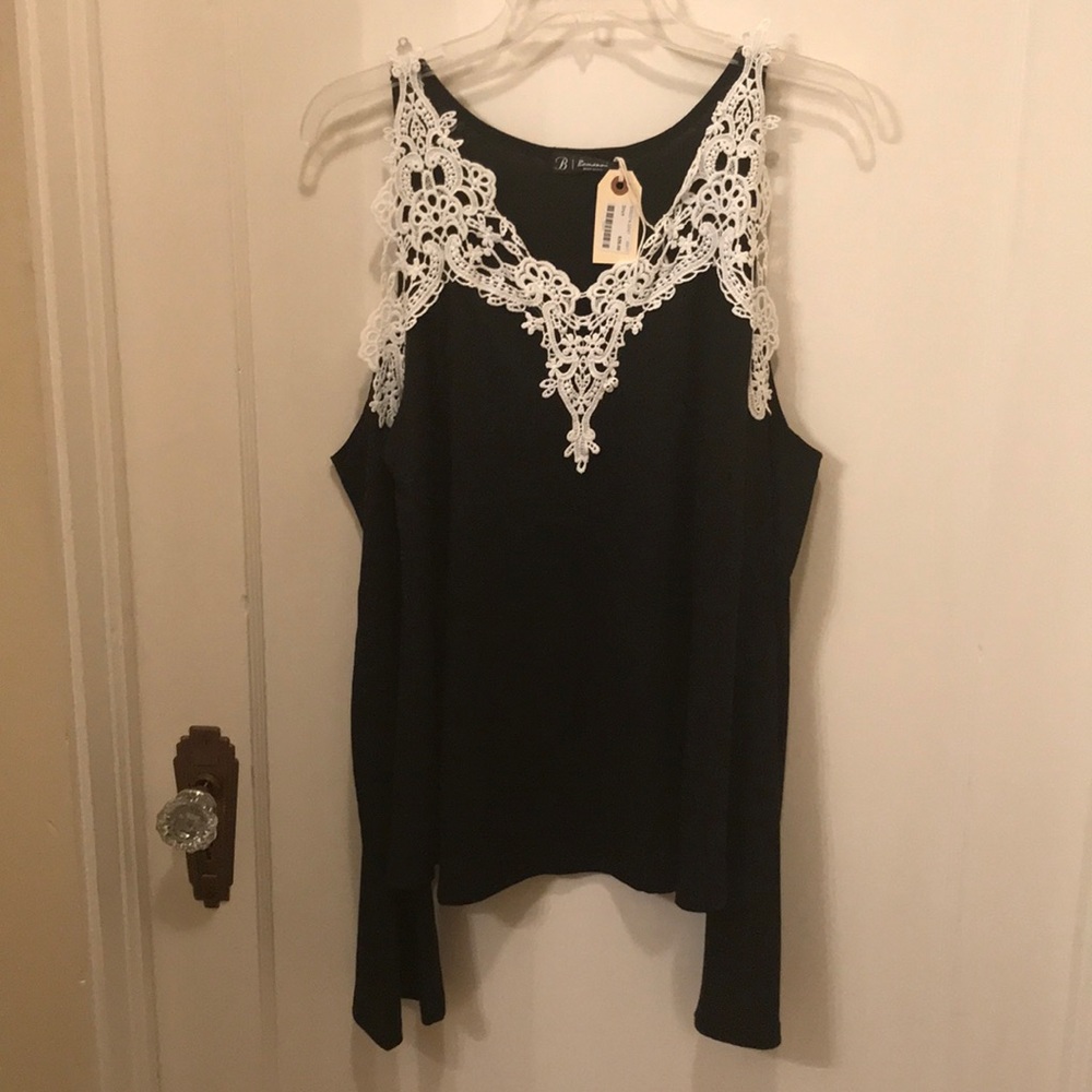 Cold shoulder black with white lace  Size xl